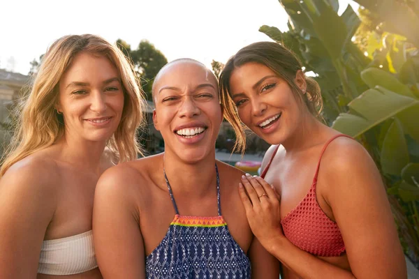 Retrato Tres Amigas Aire Libre Relajándose Piscina Disfrutando Fiesta Verano — Foto de Stock