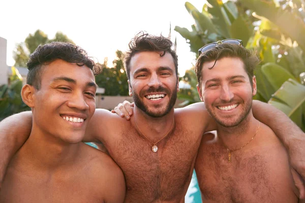 Retrato Três Amigos Masculinos Livre Relaxando Por Piscina Desfrutar Festa — Fotografia de Stock