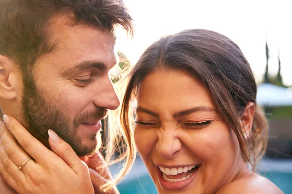 Casal Hispânico Romântico Livre Desfrutando Festa Piscina Verão — Fotografia de Stock