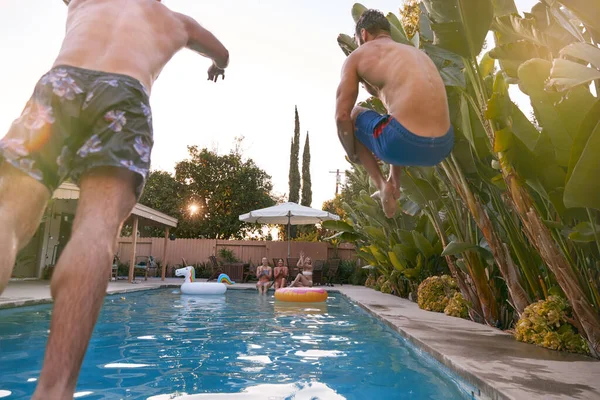 Frauen Entspannen Sich Bei Sommerlicher Poolparty Und Beobachten Männer Beim — Stockfoto