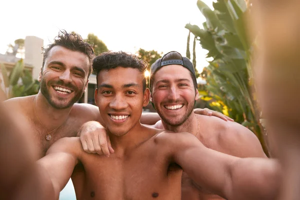Tres Amigos Masculinos Fiesta Verano Piscina Tomando Selfie Teléfono Móvil —  Fotos de Stock