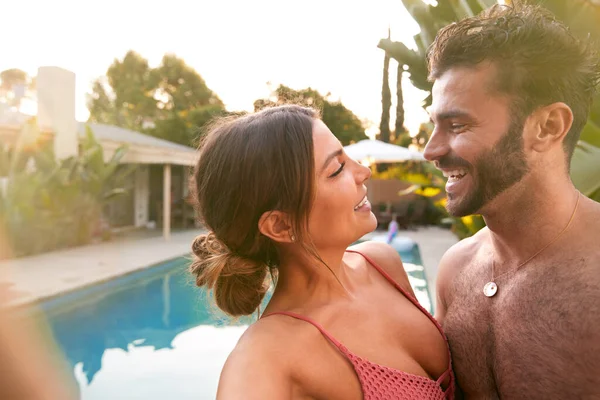 Pareja Romántica Verano Piscina Fiesta Tomando Selfie Teléfono Móvil —  Fotos de Stock