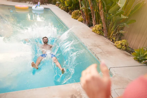 Par Panik Med Kvinnan Som Knuffar Ner Mannen Poolen Sommarfesten — Stockfoto