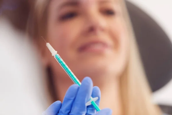 Esteticista Médico Preparando Paciente Feminino Para Injeção Botox — Fotografia de Stock