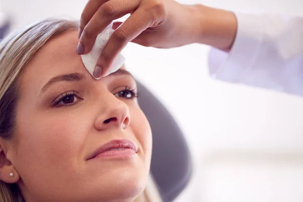 Esteticista Médico Preparando Paciente Feminino Para Injeção Botox — Fotografia de Stock