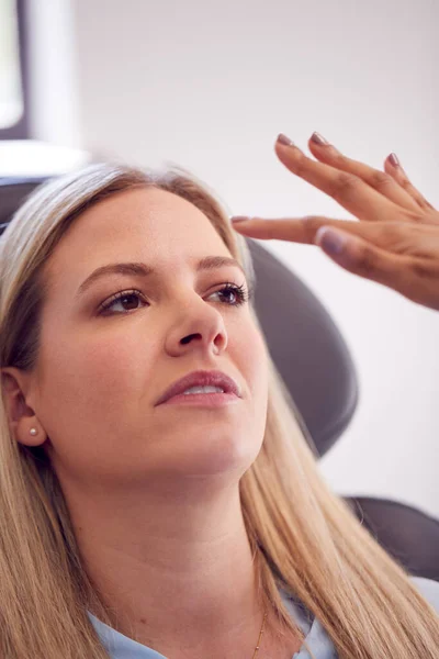 Esteticista Médico Preparando Paciente Femenina Para Inyección Botox —  Fotos de Stock
