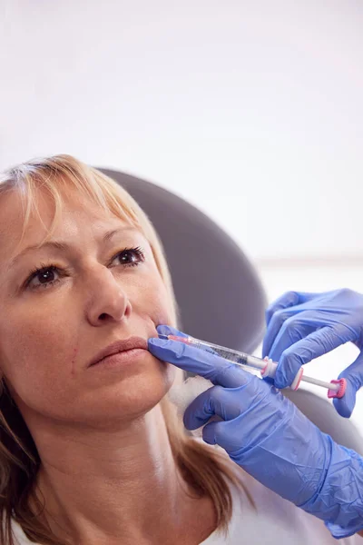 Érett Széken Hogy Botox Injekciót Női Orvos — Stock Fotó