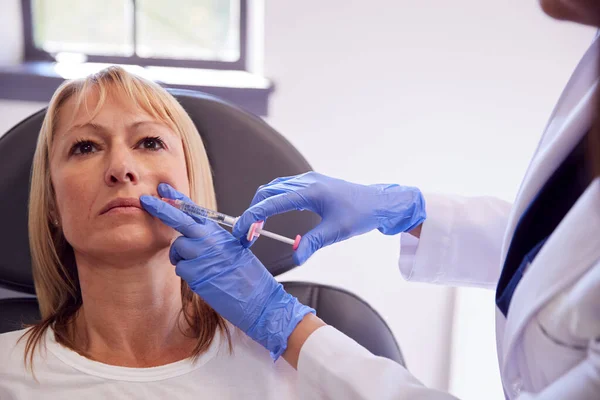 Maturo Donna Seduta Sedia Essere Dare Botox Iniezione Femmina Medico — Foto Stock