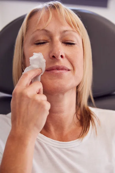 Esteticista Médico Preparando Una Paciente Madura Para Inyección Botox —  Fotos de Stock