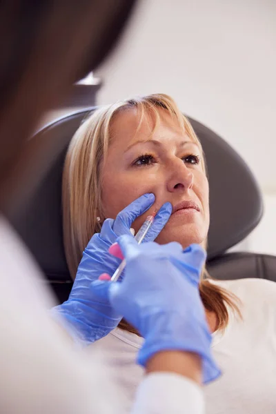 Reif Frau Sitting Stuhl Being Give Botox Injection Von Female — Stockfoto