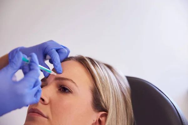 Mujer Sentada Silla Que Inyección Botox Frente Por Doctor Femenino — Foto de Stock