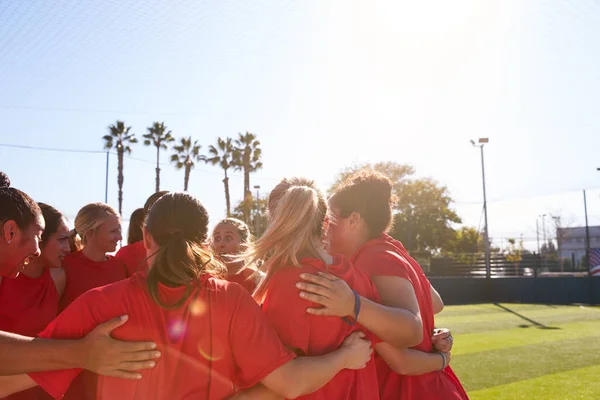 Womens Football Team Huddle Avere Motivazionale Pep Talk Prima Della — Foto Stock