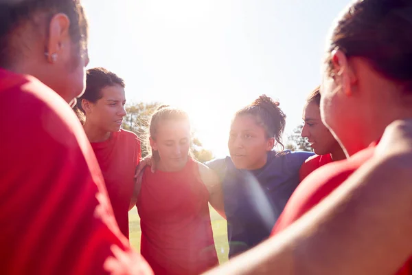 サッカーの試合前にやる気のあるピープトークをする女子サッカーチームのマネージャー — ストック写真