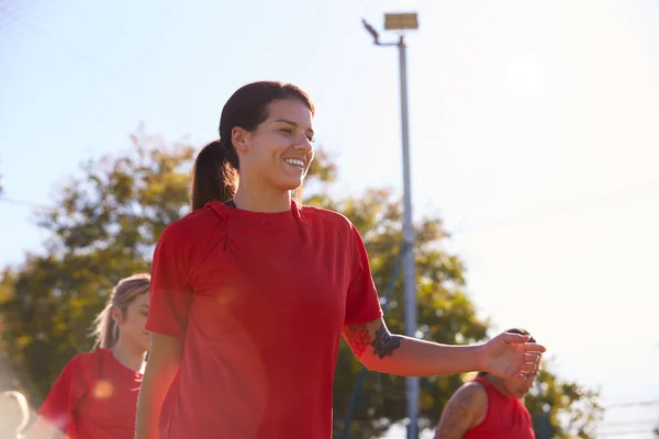 アウトドアアストロ芝ピッチでサッカーの試合のための女子サッカーチームトレーニング — ストック写真