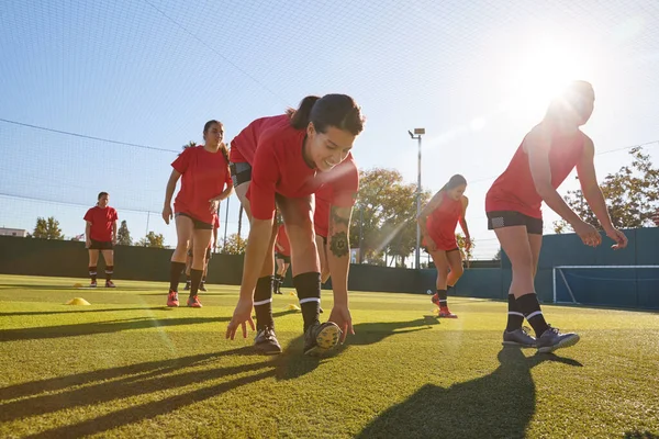 Entrenamiento Equipo Fútbol Femenino Para Partido Fútbol Campo Césped Astro —  Fotos de Stock