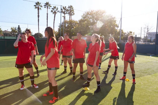 女子足球队在室外露天草地球场进行足球比赛的训练 — 图库照片