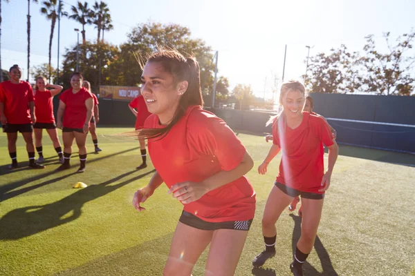 Vrouwen Voetbal Team Training Voor Voetbalwedstrijd Outdoor Astro Turf Pitch — Stockfoto