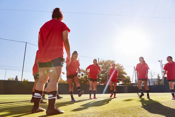 Equipo Fútbol Femenino Pateando Pelota Mientras Entrenaba Para Partido Fútbol —  Fotos de Stock