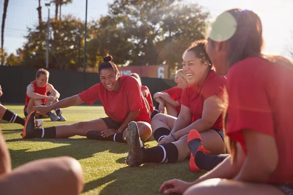 Mujeres Equipo Fútbol Estiramiento Mientras Que Entrenamiento Para Partido Fútbol —  Fotos de Stock