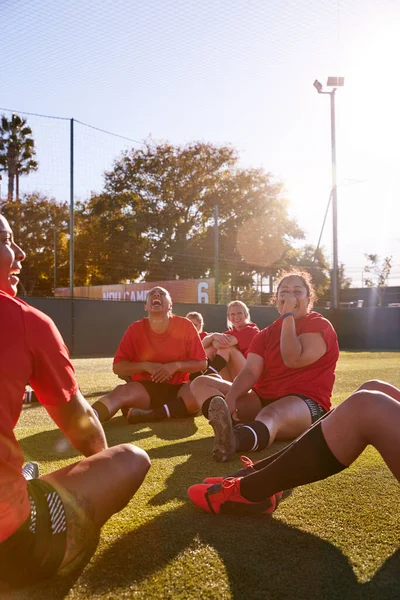 Frauenfußballteam Dehnt Sich Beim Training Für Fußballspiel Auf Astro Rasenplatz — Stockfoto