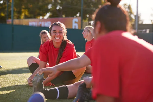 Vrouwen Football Team Rekken Tijdens Training Voor Voetbalwedstrijd Outdoor Astro — Stockfoto