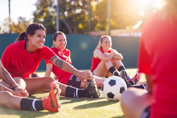 Vrouwen Football Team Rekken Tijdens Training Voor Voetbalwedstrijd Outdoor Astro — Stockfoto