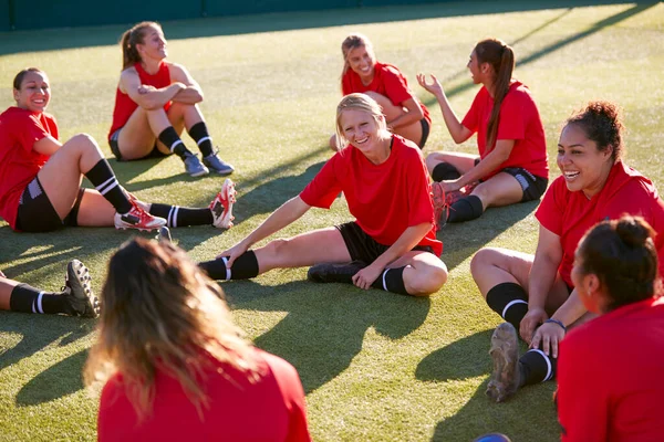 Mujeres Equipo Fútbol Estiramiento Mientras Que Entrenamiento Para Partido Fútbol —  Fotos de Stock