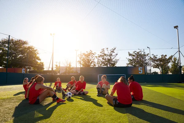 Frauenfußballteam Dehnt Sich Beim Training Für Fußballspiel Auf Astro Rasenplatz — Stockfoto