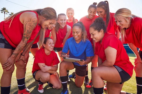 サッカーの試合のための女性サッカーチームトレーニングとの戦術を議論デジタルタブレットでコーチ — ストック写真