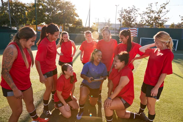 Trainer Mit Digitalem Tablet Diskutiert Taktik Mit Frauenfußballteam — Stockfoto