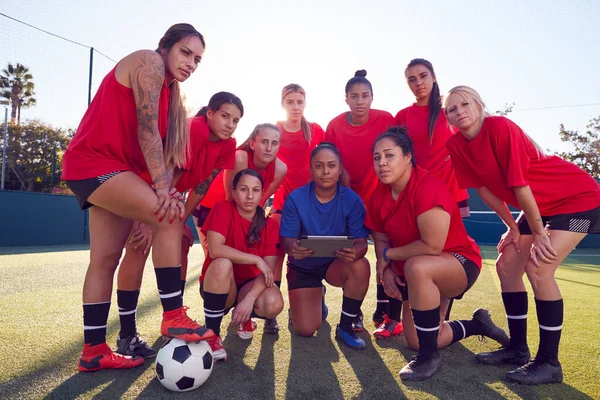 Porträt Des Trainers Halten Digitaler Tablet Mit Frauenfußball Team Training — Stockfoto