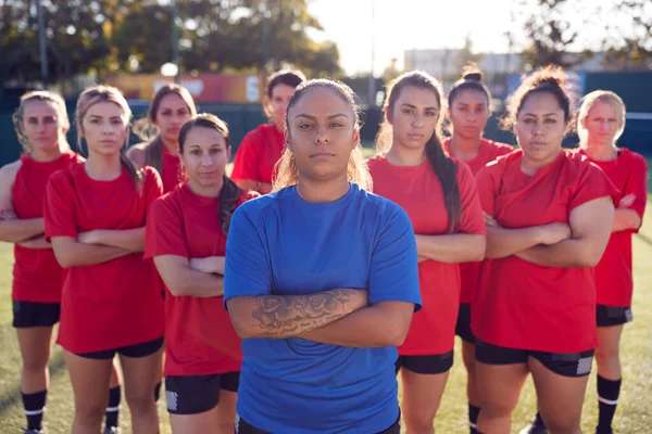 アウトドアアストロ芝ピッチでサッカーの試合のためのマネージャートレーニングと女性サッカーチームの肖像 — ストック写真