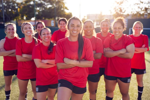 屋外アストロ芝ピッチでサッカーの試合のための笑顔の女性サッカーチームトレーニングの肖像 — ストック写真