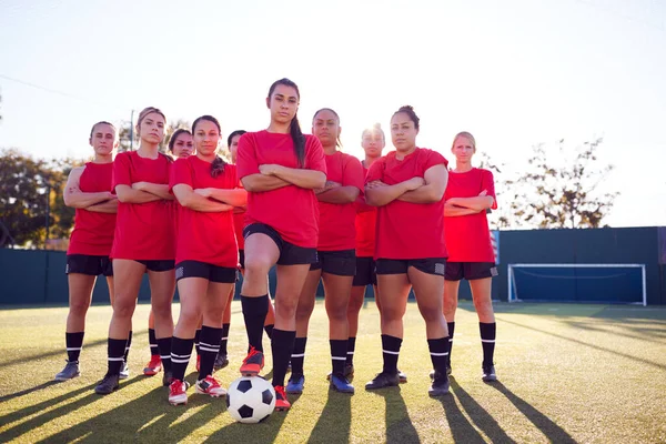 女子足球队在室外露天草地球场进行足球比赛训练的肖像 — 图库照片