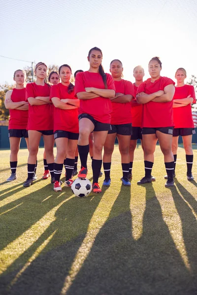 アウトドアアストロ芝ピッチ上のサッカー試合のための女子サッカーチームトレーニングの肖像 — ストック写真