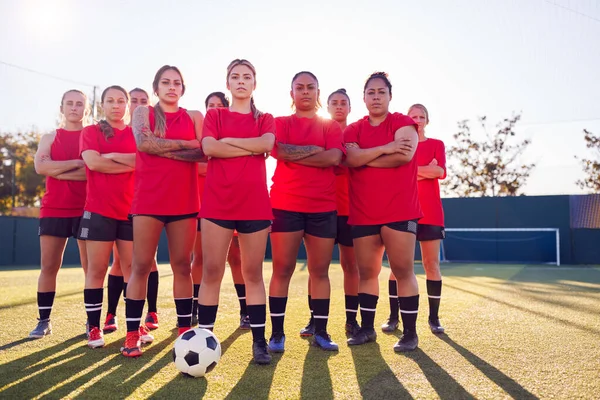 アウトドアアストロ芝ピッチ上のサッカー試合のための女子サッカーチームトレーニングの肖像 — ストック写真