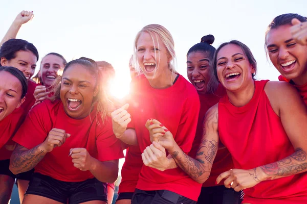 女子サッカーチーム 屋外アストロ芝ピッチでの勝利サッカーマッチを祝う — ストック写真