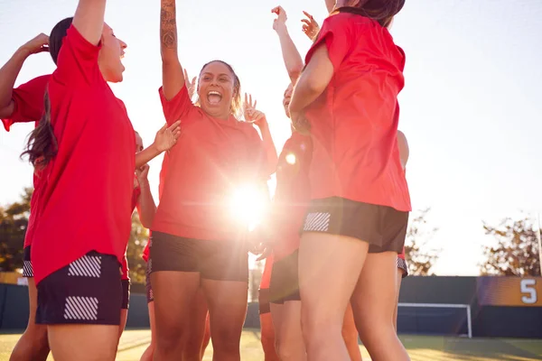 女子サッカーチーム 屋外アストロ芝ピッチでの勝利サッカーマッチを祝う — ストック写真