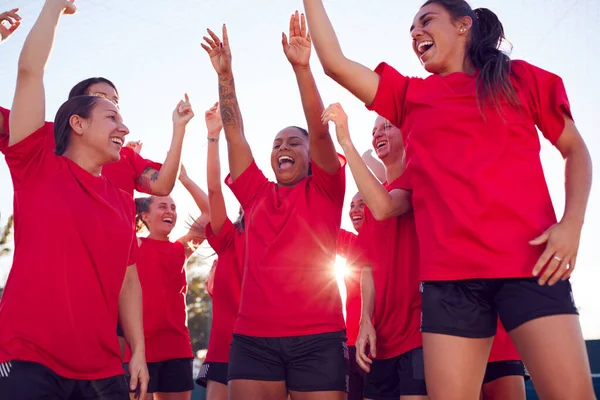 女子サッカーチーム 屋外アストロ芝ピッチでの勝利サッカーマッチを祝う — ストック写真
