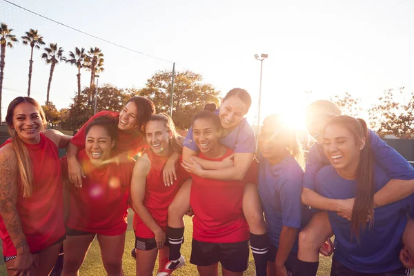 Porträt Des Frauenfußballteams Entspannt Sich Nach Dem Training Für Ein — Stockfoto