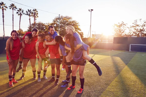 女子足球队在户外运动训练后放松的形象 兼评女子足球队在户外运动中的表现 — 图库照片