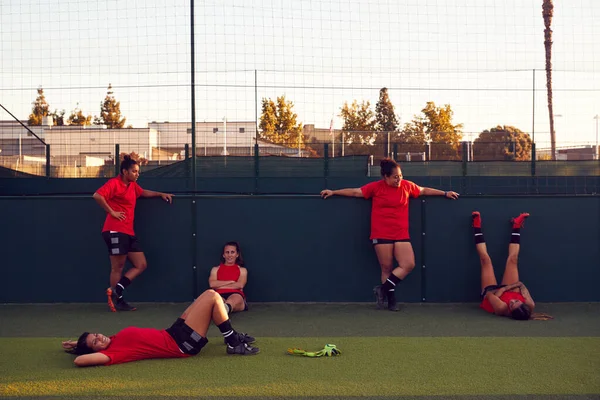 Portret Kobiet Football Team Relaks Treningu Meczu Piłki Nożnej Boisku — Zdjęcie stockowe