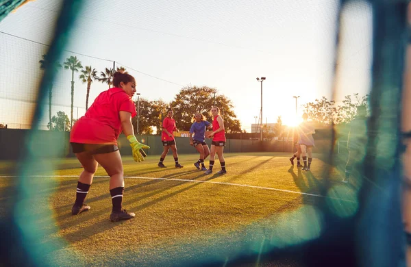 女子足球队在足球比赛中的进球网透视 — 图库照片