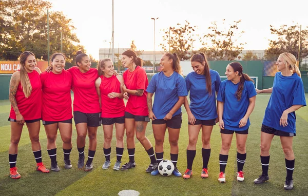 アウトドアアストロ芝ピッチでサッカーの試合のためのトレーニング後の女子サッカーチームの抱擁 — ストック写真