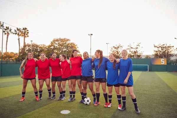 Equipe Futebol Feminino Abraçando Após Treinamento Para Jogo Futebol Campo — Fotografia de Stock