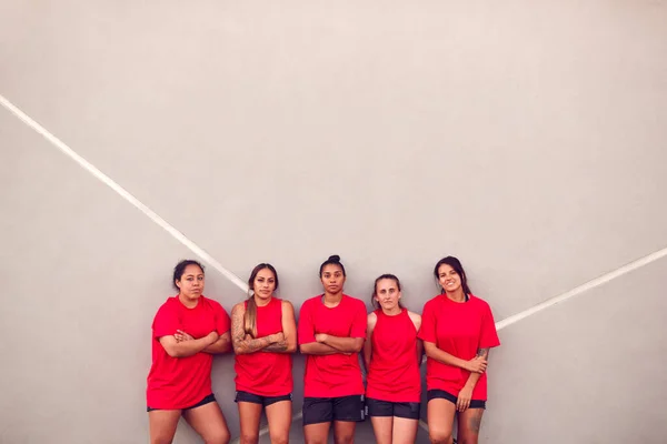 女子足球队在进行足球比赛训练时靠墙倒立的图解 — 图库照片
