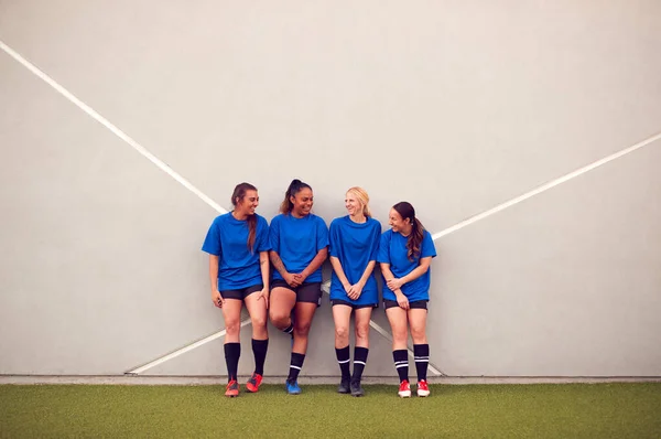 Tiro Gráfico Equipe Futebol Das Mulheres Que Inclina Contra Parede — Fotografia de Stock