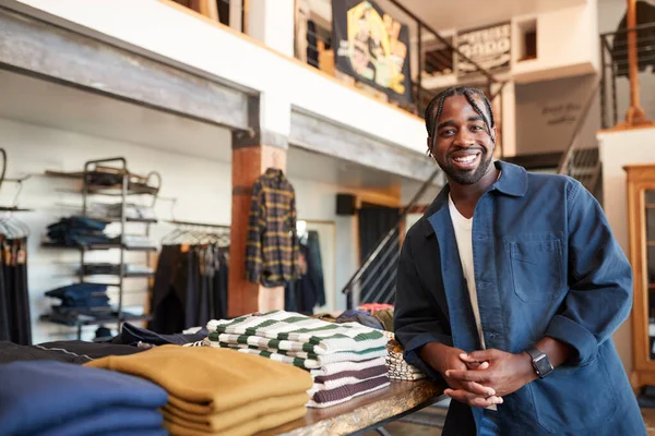 Retrato Del Sonriente Dueño Masculino Tienda Moda Pie Frente Exhibición — Foto de Stock