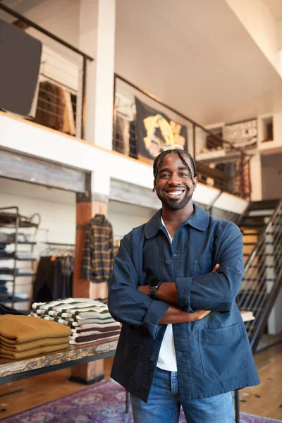 Retrato Del Sonriente Dueño Masculino Tienda Moda Pie Frente Exhibición — Foto de Stock