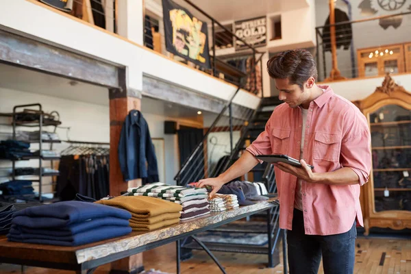 Propietario Masculino Tienda Moda Que Usa Tableta Digital Para Verificar —  Fotos de Stock